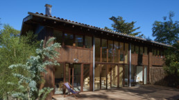 touton architectes - Lugue - villa - façade sur l'angle - bardage et terrasse bois